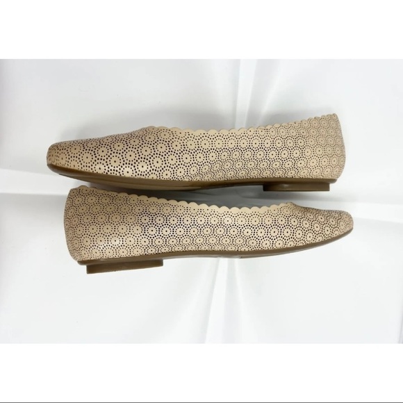 Vaneli Women Sz 8 W Nude Scalloped Perforated Leather Ballet Flats Shoe NEW - Picture 5 of 7
